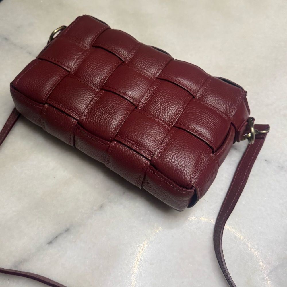 Elegant Burgundy Leather Crossbody Bag - Picture 3 of 6